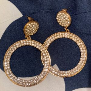 Round earrings with little diamonds